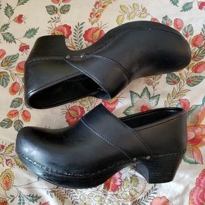 Dansko 37 clog